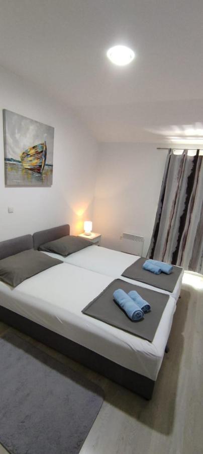 Malo Misto Apartment Dugi Rat Exterior photo