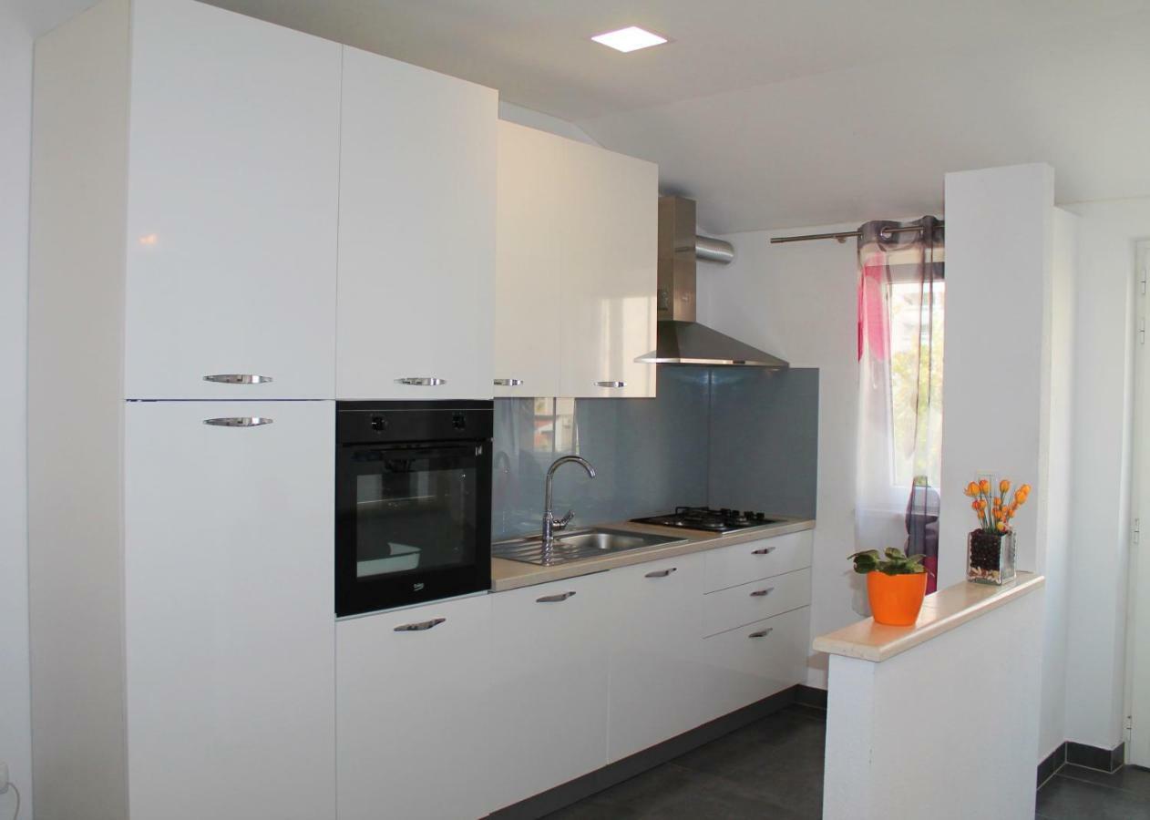 Malo Misto Apartment Dugi Rat Exterior photo